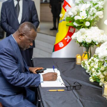 Ag. Chief Justice Signs Book of Condolence in Honour of Helicopter Crash Victims