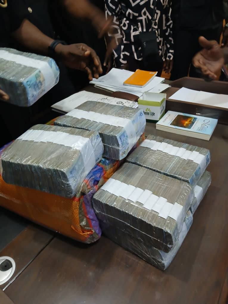 Police Return Lost Bag Containing GHC 85,000 to Owner