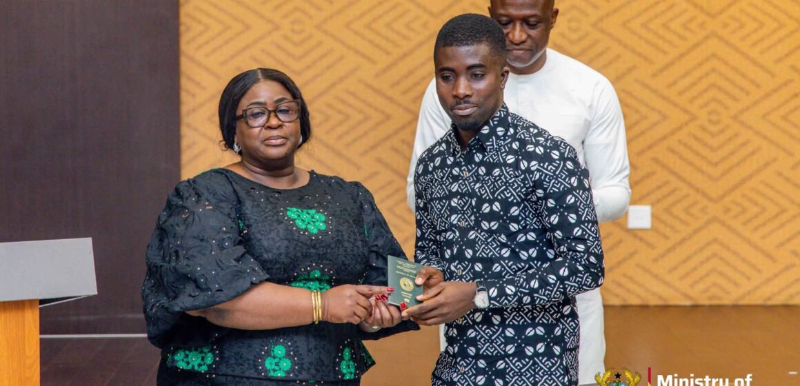 Ministry of Foreign Affairs Presents First Batch of Replacement Passports to Flood Victims Ministry of Foreign Affairs Presents First Batch of Replacement Passports to Flood Victims
