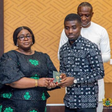 Ministry of Foreign Affairs Presents First Batch of Replacement Passports to Flood Victims